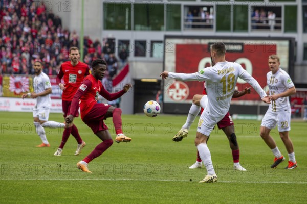 20.04.2024, Football 2nd Bundesliga, Season 2023/24, Matchday 30: 1. FC Kaiserslautern vs SV Wehen Wiesbaden (1:1) . Richmond Tachie (29, 1. FC Kaiserslautern) and Ivan Prtajin (18, SV Wehen Wiesbaden) in a duel for the ball