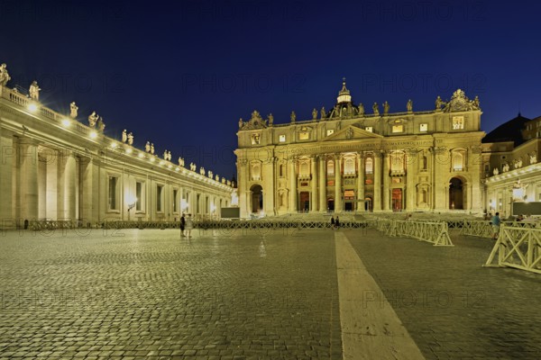 Cathedral, St Peter, St Peter's Basilica, Vatican palaces, St Peter's Square, Vatican at dusk, Rome, Lazio, Italy, Europe