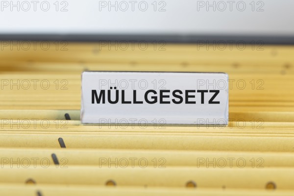 Sign with the inscription MÜLLGESETZ on a suspension file folder (symbolic image)
