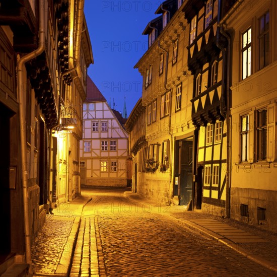 Half-timbered houses in a narrow street with cobblestones, Old Town in the evening, World Heritage City of Quedlinburg, Saxony-Anhalt, Germany, Europe