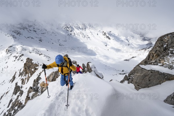 Mountaineers climbing the ridge of Piz Laviner, view of wintry mountain landscape, Grisons Haute Route, Albula Alps, Rhaetian Alps, Grisons, Eastern Switzerland, Switzerland, Europe