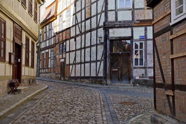 Half-timbered houses in the Finkenherd alley with cobblestones, Old Town of the World Heritage town of Quedlinburg, Saxony-Anhalt, Germany, Europe