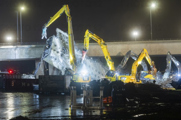 Due to an as yet unknown cause, a section of the Carola Bridge collapsed in the early hours of the morning. Over a length of around 100 metres, the section on which the trams normally run has collapsed into the Elbe. Partial demolition has begun and around 10 excavators are tearing down the collapsed bridge section to make room for the imminent flooding of the Elbe., Partial collapse of the Carola Bridge in Dresden, Dresden, Saxony, Germany, Europe