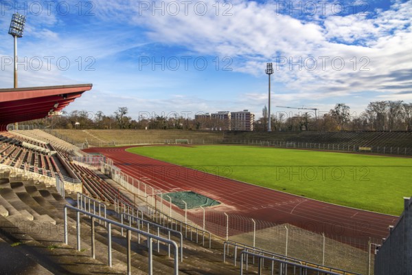Südweststadion Ludwigshafen. Bis in die 1960er Jahre wurden hier wichtige Fußballspiele ausgetragen. Länderspiele, Pokalendspiele und Endspiele um die deutsche Meisterschaft wurden manchmal von mehr als 80 000 Zuschauern besucht.