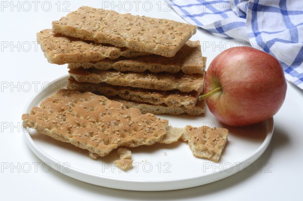 Crispbread and apple on a plate