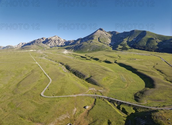 The SS17bis road leads across the Campo Imperatore high plateau in the Gran Sasso e Monti della Laga National Park in Abruzzo. Apennines, Italy, Southern Europe, Europe