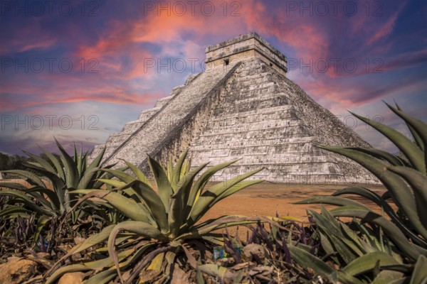 Sunset at the spectacular Chichén Itzá Pyramid in the province of Cancun. Mexico