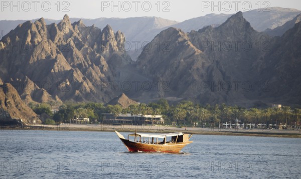 Dhow in the Gulf of Oman, behind the Hajar Mountains, boat trip along the coast of al Khayran, Muscat, Muscat Province, Oman, Asia