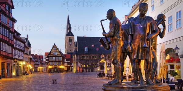 Market with town hall, market church and fountain Münzenberg musicians in the evening, World Heritage City of Quedlinburg, Saxony-Anhalt, Germany, Europe