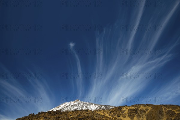 Feather clouds, Pico del Teide, 3718m, Parque Nacional de las Cañadas del Teide, Teide National Park, UNESCO World Heritage Site, Tenerife, Canary Islands, Spain, Europe