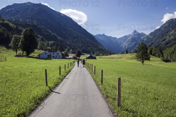 Hikers in the Trettachtal, near Gottenried, at the back of the Allgäu Alps, Oberstdorf, Oberallgäu, Allgäu, Bavaria, Germany, Europe