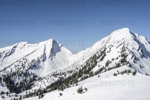 Berge im Winter, Blick auf Vorderlahner Kopf und Sonntagshorn, Chiemgauer Alpen, Bayern, Deutschland