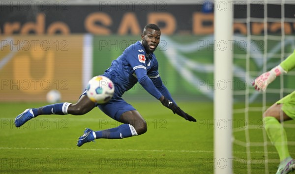 Goal kick Action Goal chance Ihlas Bebou TSG 1899 Hoffenheim (09) against goalkeeper Manuel Riemann VfL Bochum BOC (01) PreZero Arena, Sinsheim, Baden-Württemberg, Germany, Europe