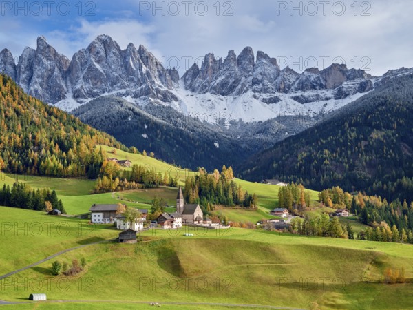Church of St. Magdalena, Santa Maddalena, autumn, Geisler Group with snow, Villnöß, Villnößtal, South Tyrol, Italy, Europe