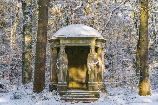 Grave mausoleum with sculptures of woman in the snow, Südwest-Kirchhof, historic cemetery in Stahnsdorf, Potsdam-Mittelmark, Brandenburg, Germany, Europe