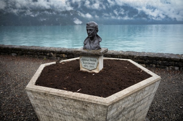 Bust, Monument in memory of the painter Arnold Huber, 1873-1953, Lake promenade on Lake Brienz, Brienz, Canton Bern, Bernese Oberland, Switzerland, Europe