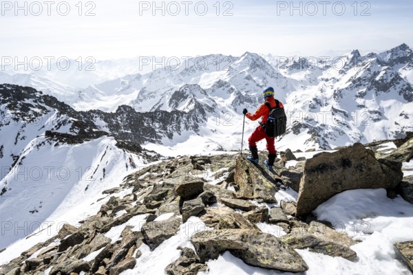 Ski tourers at the summit of the Sulzkogel, view of the peaks of the Stubai Alps and Hochreichkopf, mountain panorama in winter, Kühtai, Stubai Alps, Tyrol, Austria, Europe