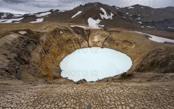 Víti crater lake in the crater of Askja volcano, volcanic landscape, Dyngjufjöll mountain massif, Icelandic highlands, Vatnajökull National Park, Iceland, Europe