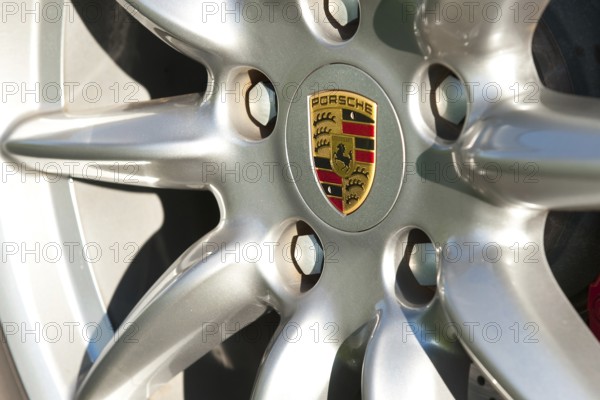 Porsche Crest four-colour wheel hub cover Wheel hub cover on original Porsche rim, Germany, Europe