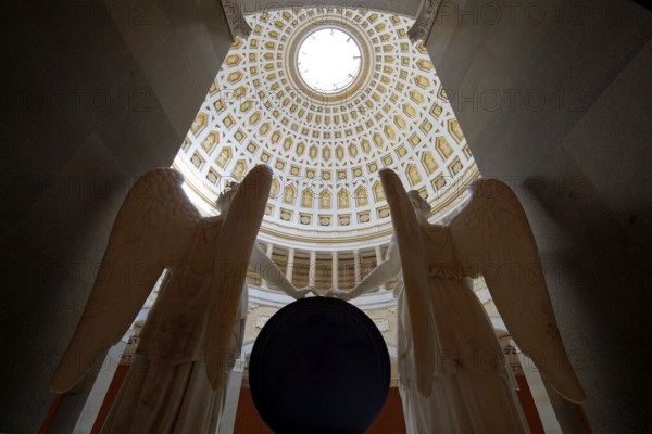 Interior, hall and dome with two of 34 angels, goddesses of victory 3, 3 metres high, monument Befreiungshalle Kehlheim, round hall with dome, 45 m high, 29 m diameter, classicism, built 1842 to 1863 by Friedrich von Gärtner and Leo von Klenze, Michelsberg, Kelheim, Lower Bavaria, Bavaria, Germany, Europe