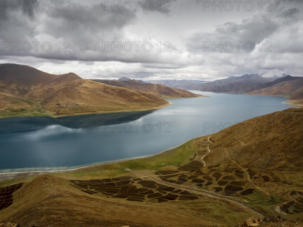 Yamdrok Lake at Kampala Pass, highlands of Tibet, China, Asia