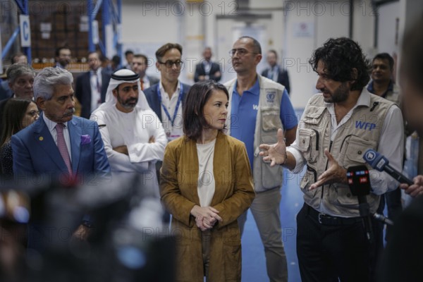 Annalena Baerbock (Buendnis 90 Die Gruenen), Bundesaussenministerin, besucht ein Lager des UN World Food Programme in Dubai im Rahmen des COP28 besuchs in Dubai, 10.12.2023