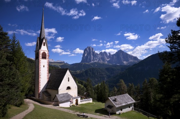 St. Jakob's Church, Ortisei, Ortisei, behind Sassolungo and Sassopiatto, Val Gardena, South Tyrol, Italy, Europe
