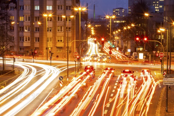 Evening city centre traffic in Essen, large intersection of Bismarckstrasse, B224, Friedrichstrasse and Hohenzollernstrasse, this area would also be affected by a diesel driving ban, Essen, North Rhine-Westphalia, Germany, Europe