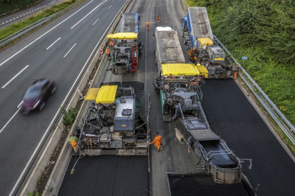Essen, North Rhine-Westphalia, Germany, Road construction, Asphalt pavers and road rollers lay new, open-pored, whisper asphalt on the A52 motorway, here between the Essen-Kettwig and Essen-Rüttenscheid junctions in the direction of Dortmund, Europe