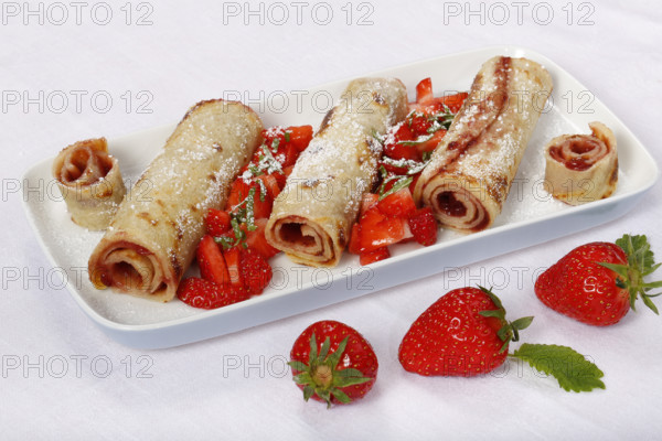 Swabian cuisine, filled pancakes, Flädle with strawberry jam and icing sugar, Gsälz, fresh strawberries, sweet, dessert, dessert, served on a platter, grandmother's kitchen, regional, home cooking, typical Swabian, Swabian kitchen classic, traditional cuisine, food photography, studio, Germany, Europe