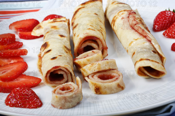 Swabian cuisine, filled pancakes, Flädle with strawberry jam, Gsälz, fresh strawberries, sweet, dessert, dessert, arranged on a plate, grandmother's kitchen, regional, home cooking, typical Swabian, Swabian kitchen classic, traditional cuisine, food photography, studio, Germany, Europe