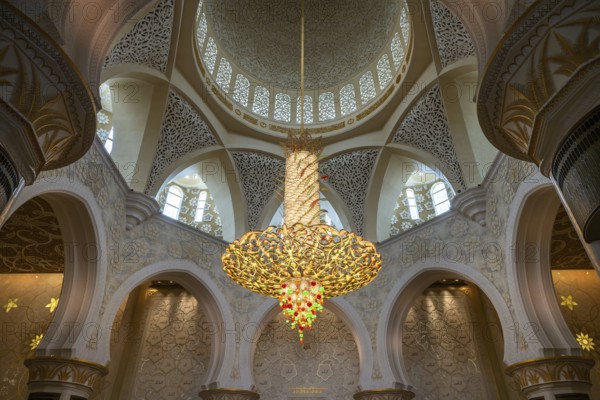 Prayer hall with chandelier in the Sheikh Zayed Mosque, Sheikh Zayed Mosque, Abu Dhabi, United Arab Emirates, Asia