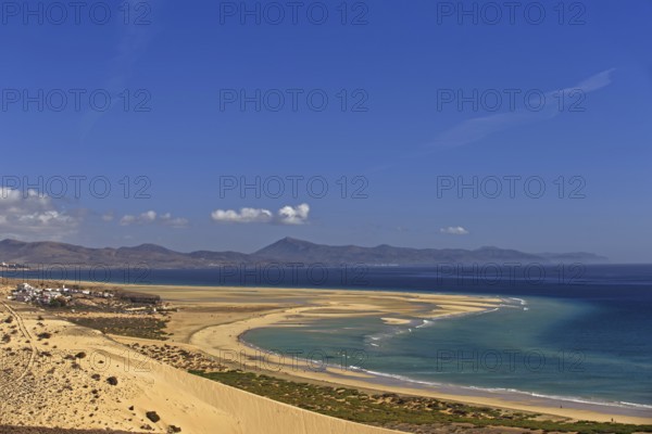 Playa Risco del Paso, Playa de Sotavento with lagoon and mountain views, Pajara, Fuerteventura, Canary Islands, Spain, Europe