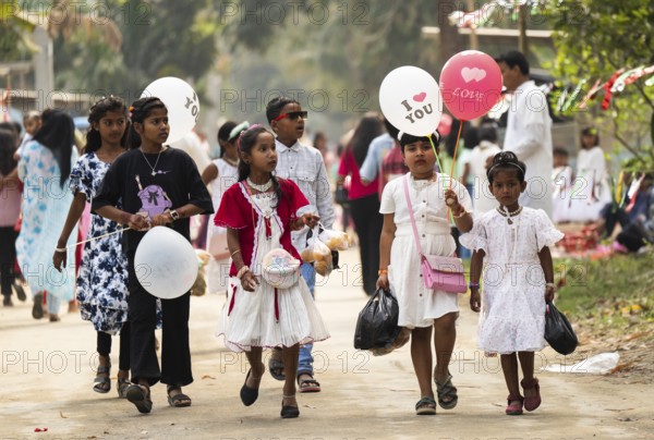 KAYAKUCHI, INDIA - MARCH 31: Muslim children celebtates Eid al-Fitr in Kayakuchi, India on March 31, 2025. Muslims around the world are celebrating the Eid al-Fitr holiday, which marks the end of the fasting month of Ramadan