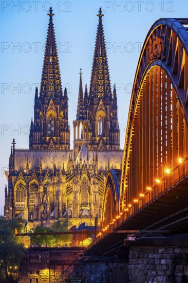 Cologne Cathedral, has been shining in new light since Easter 2025, the old metal halide lamps have been replaced by over 700 modern LED lamps, reducing energy consumption by around four fifths, significantly improving the quality of light and greatly reducing light emissions, 12 KM of new cables were laid for this, Hohenzollern Bridge, railway bridge over the Rhine, North Rhine-Westphalia, Germany, Europe