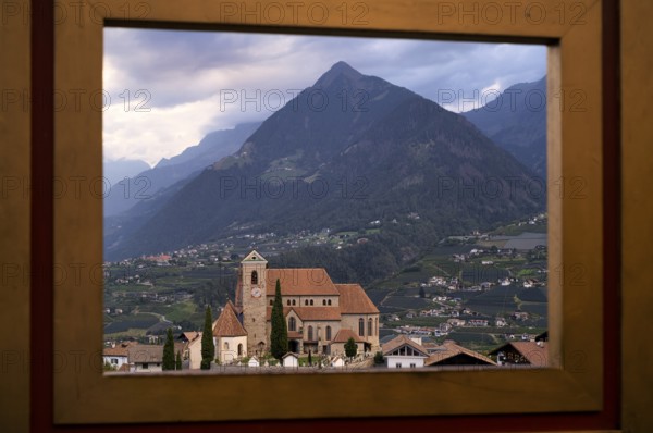 Photopoint, New Parish Church Maria Himmelfahrt, picture frame, framed, behind Mutstpitze, Schenna, Scena, South Tyrol, Autonomous Province of Bolzano, Italy, Europe