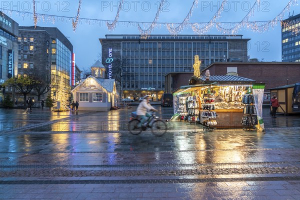 Location of the Christmas market in Essen Kennedyplatz, only a few stalls are allowed to open as a result of the second lockdown, in the Corona crisis, lonely stalls, sock sellers, Essen, North Rhine-Westphalia, Germany, Europe