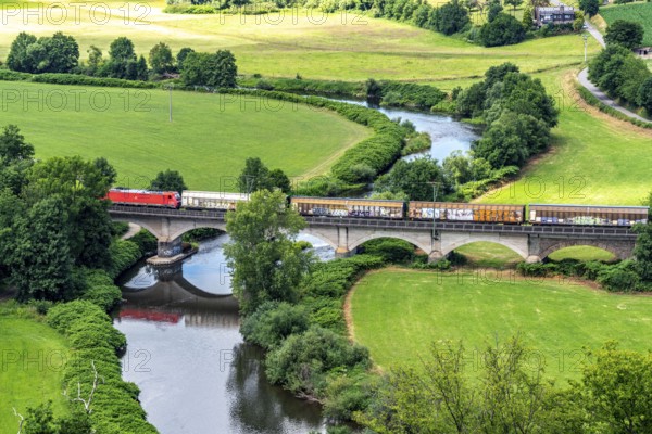 The river Sieg, between Oberauel and Blankenberg, near Hennef, bridge over the Sieg, for cyclists and railways, goods train on the S-Bahn and regional railway line between Au (Sieg) and Aachen, regional transport in the Oberbergisches Land, North Rhine-Westphalia, Germany, Europe