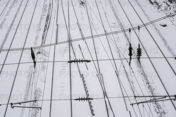 Onset of winter with lots of fresh snow and temperatures below -5 degrees during the day, railway line between Essen and Bochum, except for a few regional connections, all trains cancelled at times, snow-covered railway facilities, near Essen, North Rhine-Westphalia, Germany, Europe