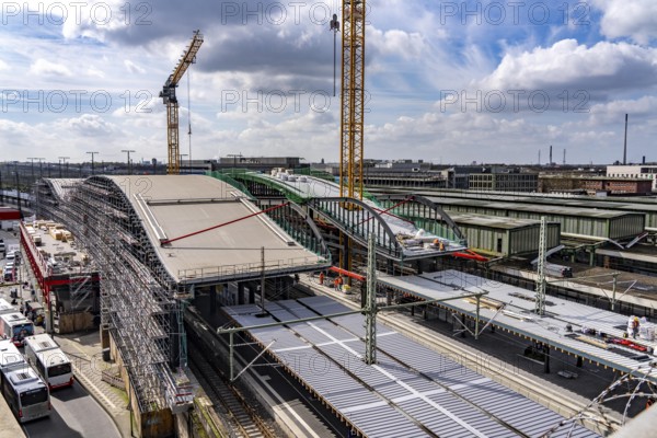 Modernisation of Duisburg Central Station, the platforms of the 13 tracks are being renewed, the old flat roofs are being replaced by corrugated steel and glass roofs, east entrance, the conversion is taking place during ongoing operations, one platform is always closed, the conversion measure should be completed by 2028, Duisburg North Rhine-Westphalia, Germany, Europe