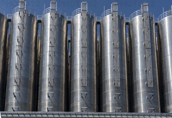 Stainless steel tanks of a large silo facility in Duisburg inland harbour, Duisburg-Neuenkamp, for the storage of dry bulk materials such as plastic granulate, storage, distribution for further processing, Schmidt-Heilbronn company, North Rhine-Westphalia, Germany, Europe