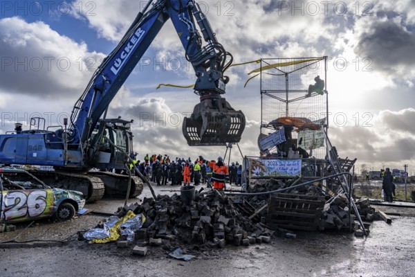 Beginning of the eviction of the Lützerath hamlet, camp of climate activists and squatters, at the Garzweiler 2 opencast lignite mine, by the police, Erkelenz, North Rhine-Westphalia, Germany, Europe