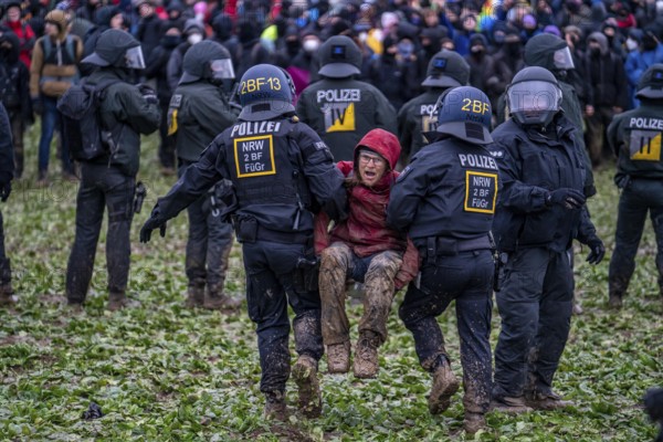 Violent clashes between thousands of demonstrators and the police, after a demonstration against the demolition of the brown coal village of Lützerath, the demonstration participants try to get to the rest of the village, Lützerah, and storm it, the police prevent this with a large contingent of forces, Erkelenz, North Rhine-Westphalia, Germany, Europe