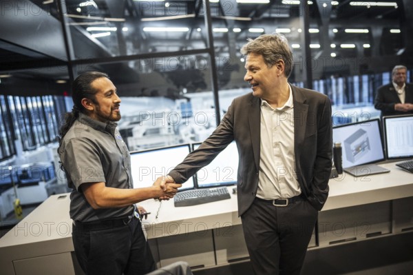 Trip of the Federal Minister of Economics and Climate Protection Robert Habeck to the USA from 06-10 March 2024 Company visit TRUMPF in Chicago 10 March 2024