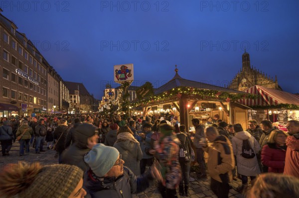 Visitors at the Nuremberg Christmas Market on Saturday evening, Nuremberg, Middle Franconia, Bavaria, Germany, Europe