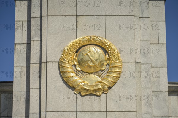 Golden Coat of Arms, Soviet Memorial, Straße des 17. Juni, Tiergarten, Berlin, Germany, Europe