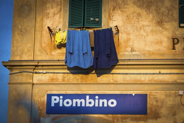 Laundry to dry, dilapidated, clothesline, washing, house wall, Piombino, Italy, Europe