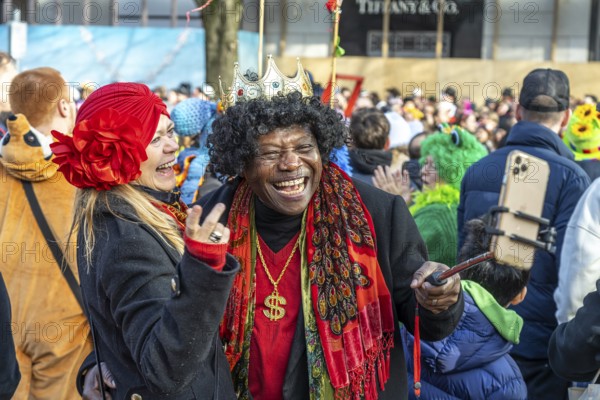 Audience at the Rosenmontagszug carnival parade in Düsseldorf, North Rhine-Westphalia, Germany, Europe