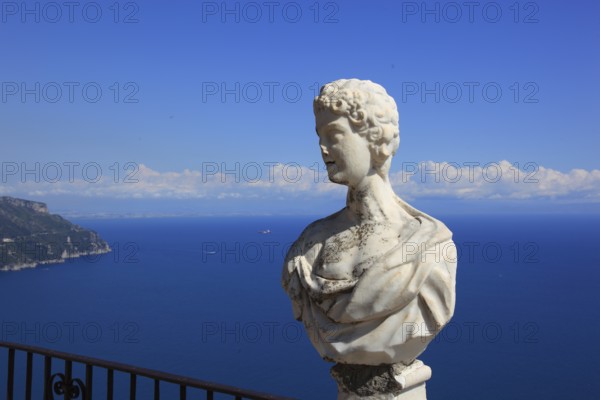 Marble busts on the Belvedere, balustrade, Terrazza dell'Infinito of Villa Cimbrone, Ravello on the Italian Amalfi Coast, Province of Salerno, Campania, Italy, Europe