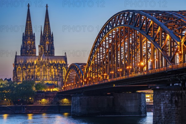 Cologne Cathedral, has been shining in new light since Easter 2025, the old metal halide lamps have been replaced by over 700 modern LED lamps, reducing energy consumption by around four fifths, significantly improving the quality of light and greatly reducing light emissions, 12 KM of new cables were laid for this, Hohenzollern Bridge, railway bridge over the Rhine, North Rhine-Westphalia, Germany, Europe